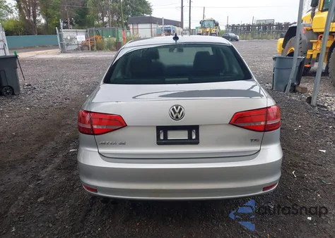 2015 Volkswagen Jetta 1.8T Se z USA, uszkodzony, nr VIN 3VWD17AJ5FM248827